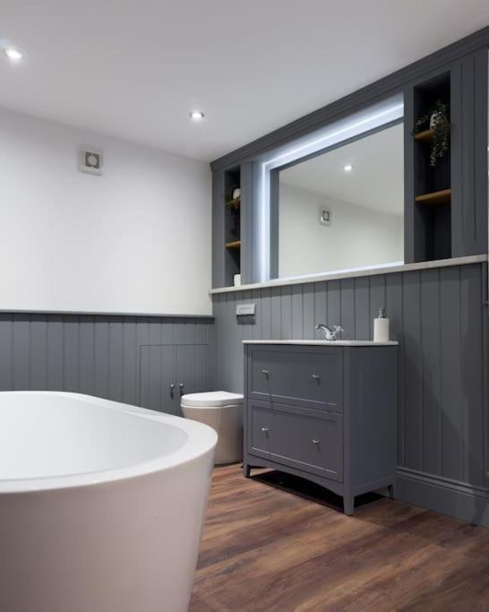 Exceptional 5 With Hot Tub Holiday home Pickering