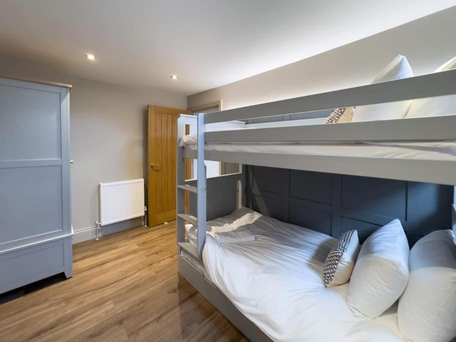 Exceptional 5 With Hot Tub * Pickering
