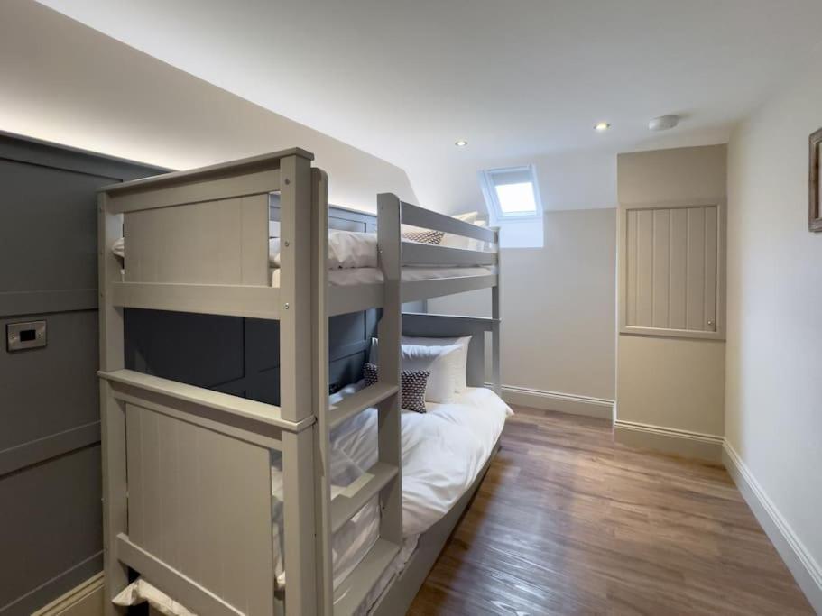 Exceptional 5 With Hot Tub Pickering