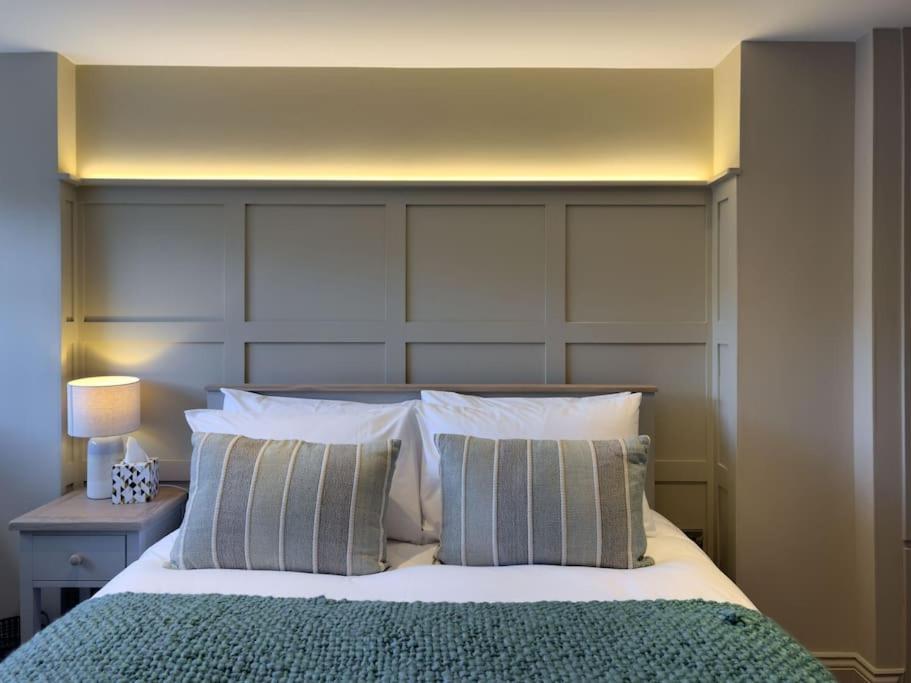 Exceptional 5 With Hot Tub Pickering