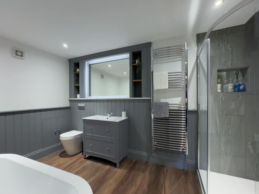 Exceptional 5 With Hot Tub Pickering