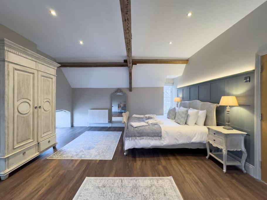 Exceptional 5 With Hot Tub Holiday home *