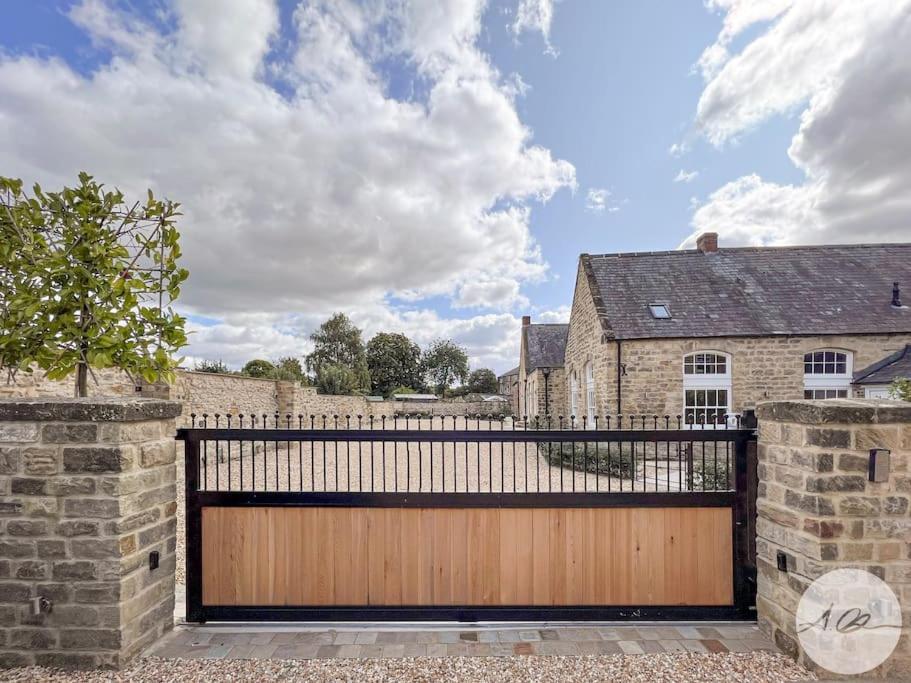 Exceptional 5 With Hot Tub Pickering