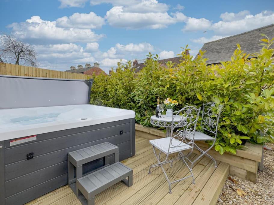 Exceptional 5 With Hot Tub Holiday home *