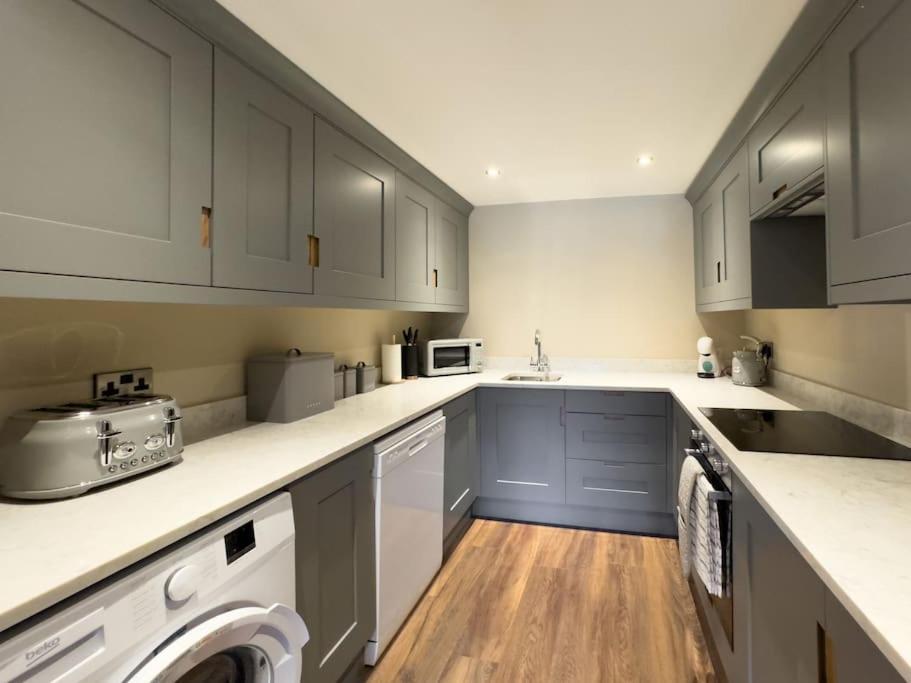 Exceptional 5 With Hot Tub * Pickering